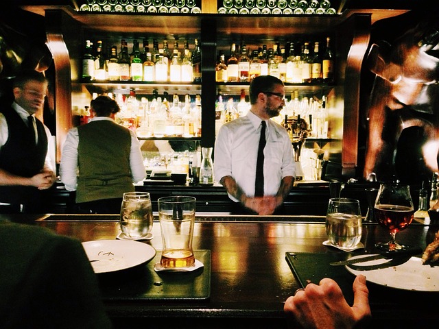 barman v práci
