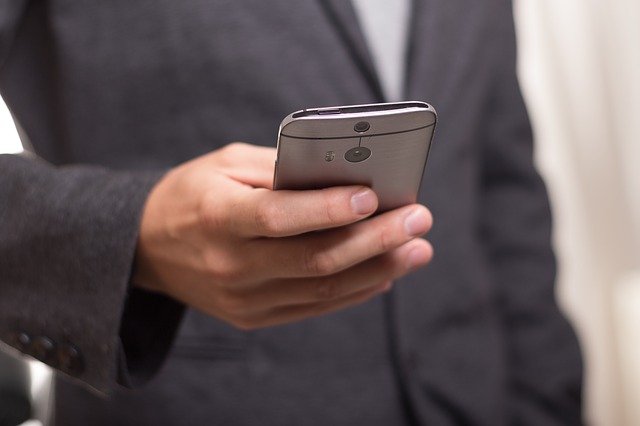 telefon v ruce