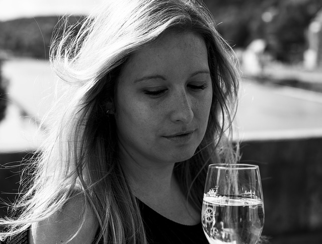 žena s vínem