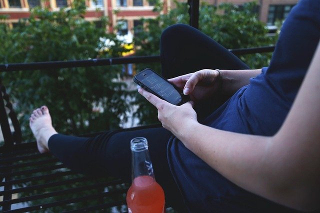 posezení s mobilem